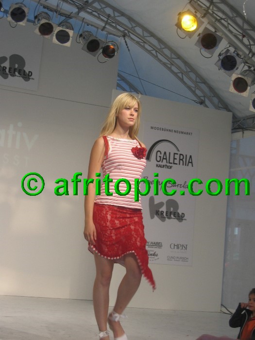 ../Images/Krefeld-Strssenmodenschau-2005 586.jpg